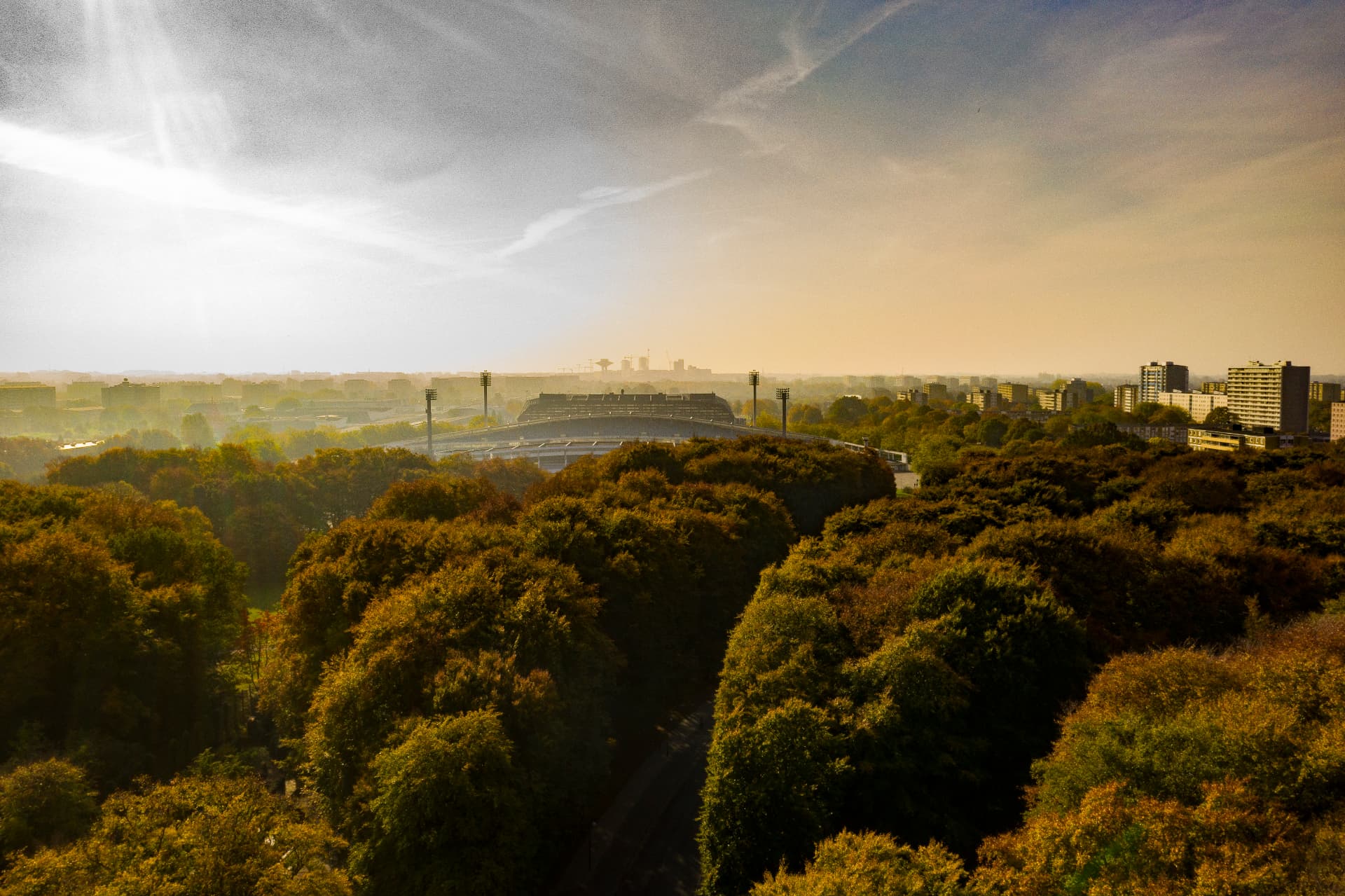Drönarbild över Malmö stadion och Pildammsparken i gyllene morgonljus